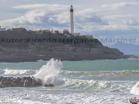 Faro en tierra.